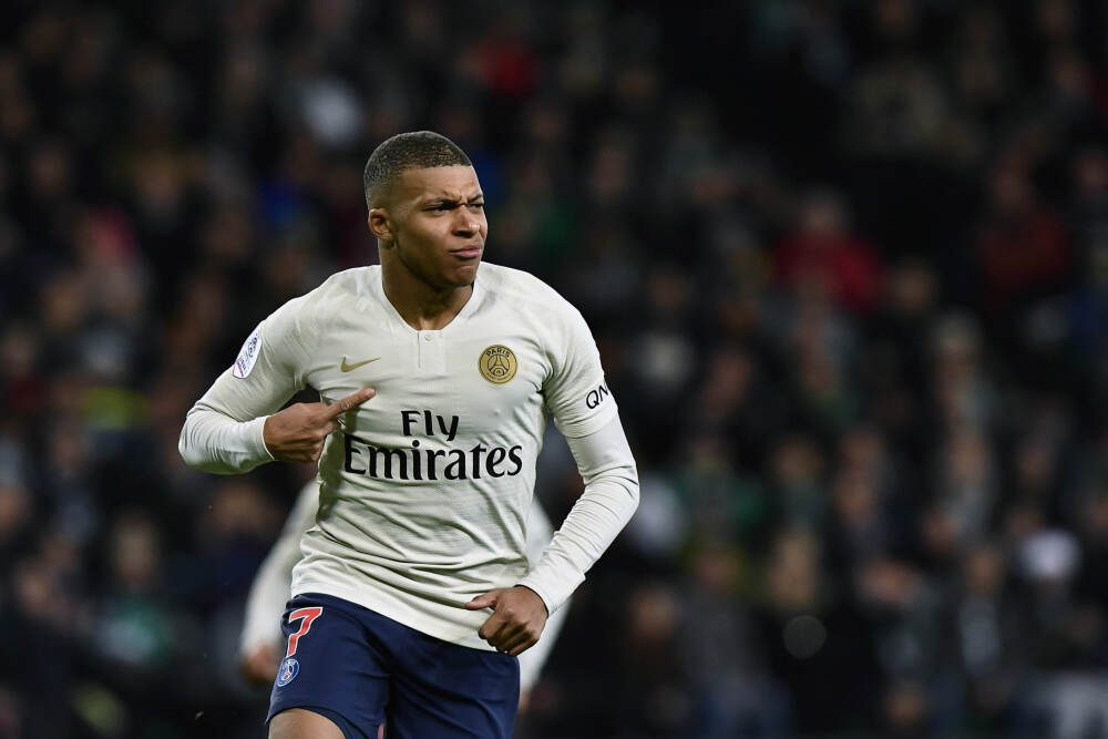 手机市场开年大战转向中端 厂商在巨量电池与PC游戏中找突围点丨新经济观察